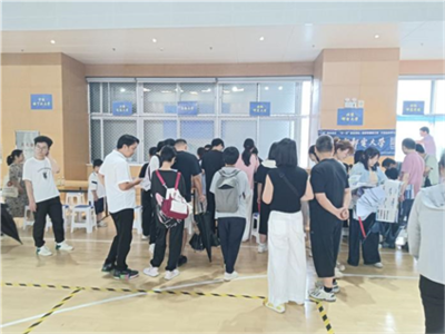 暖光护航志愿路 青春力行助远航——合肥一中瑶海校区高一(65)班学生化身志愿使者服务高招盛会